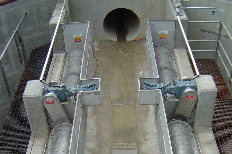 concrete-3 image of workers reinforcing steel and concrete to make reinforced concrete materials